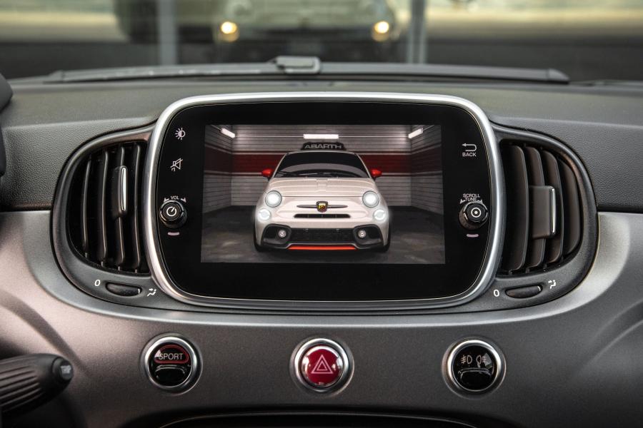 Детали интерьера Abarth 595 Turismo 70esimo Anniversario (312) 2019 года  (фото 3 из 16)